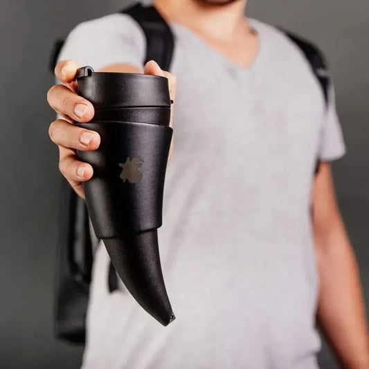 Tasse à café en acier inoxydable noir/blanc avec couvercle et cornes de chèvre de 227 ml, en similicuir, pour boire de l'hydromel viking